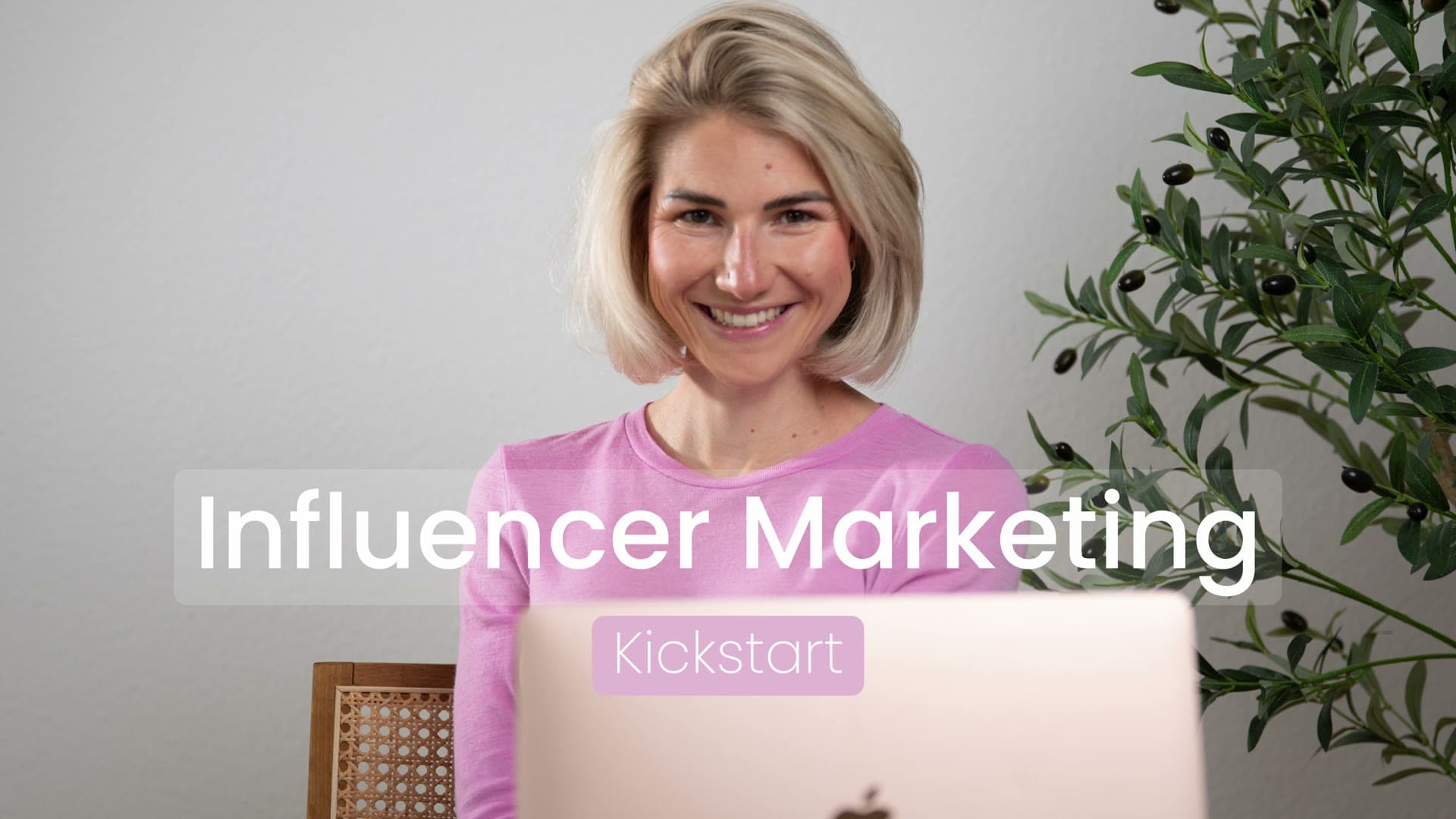 Jana am Laptop mit dem Titel Influencer Marketing Kickstart